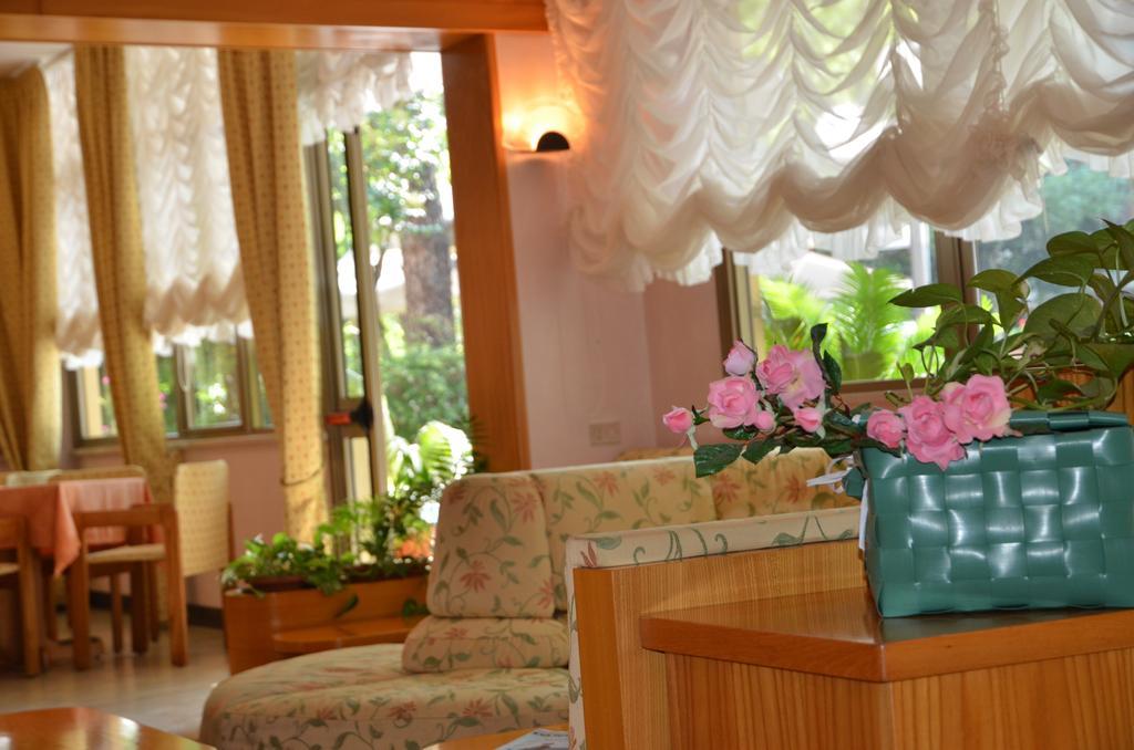 Hotel Monique Червия Екстериор снимка