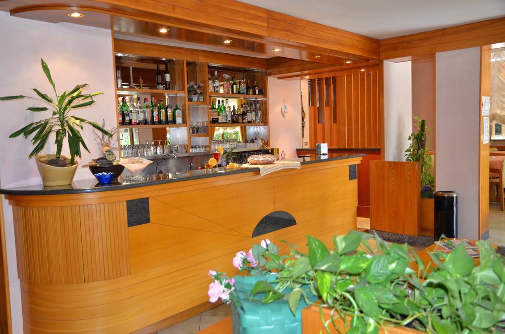Hotel Monique Червия Екстериор снимка