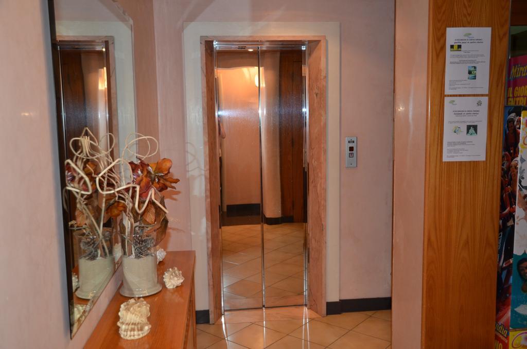 Hotel Monique Червия Екстериор снимка