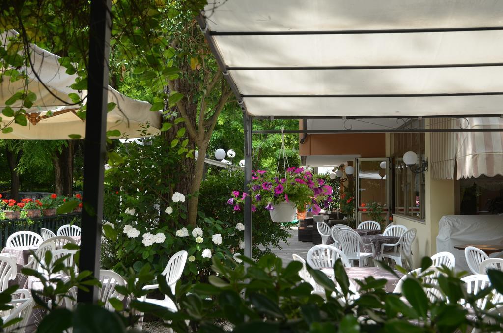 Hotel Monique Червия Екстериор снимка