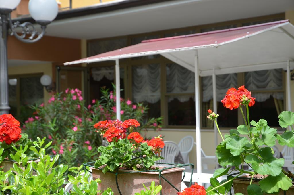 Hotel Monique Червия Екстериор снимка