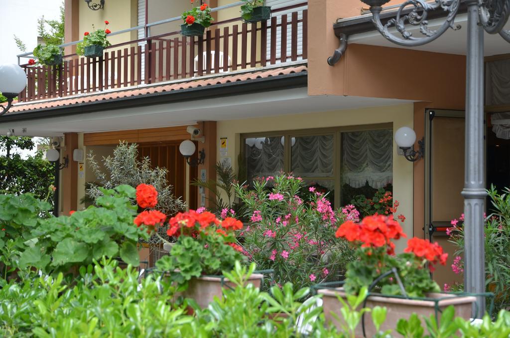 Hotel Monique Червия Екстериор снимка