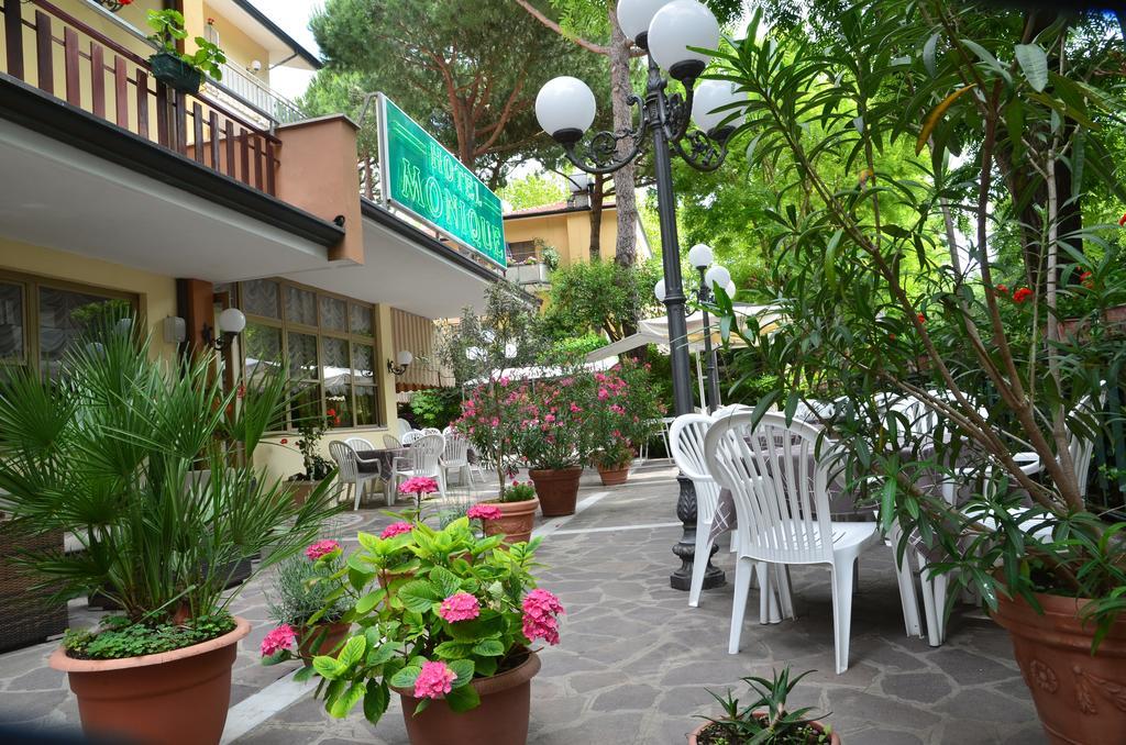 Hotel Monique Червия Екстериор снимка