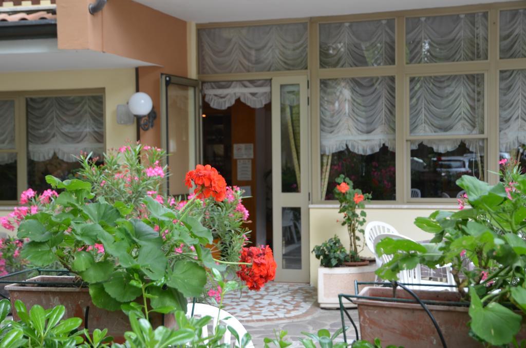 Hotel Monique Червия Екстериор снимка
