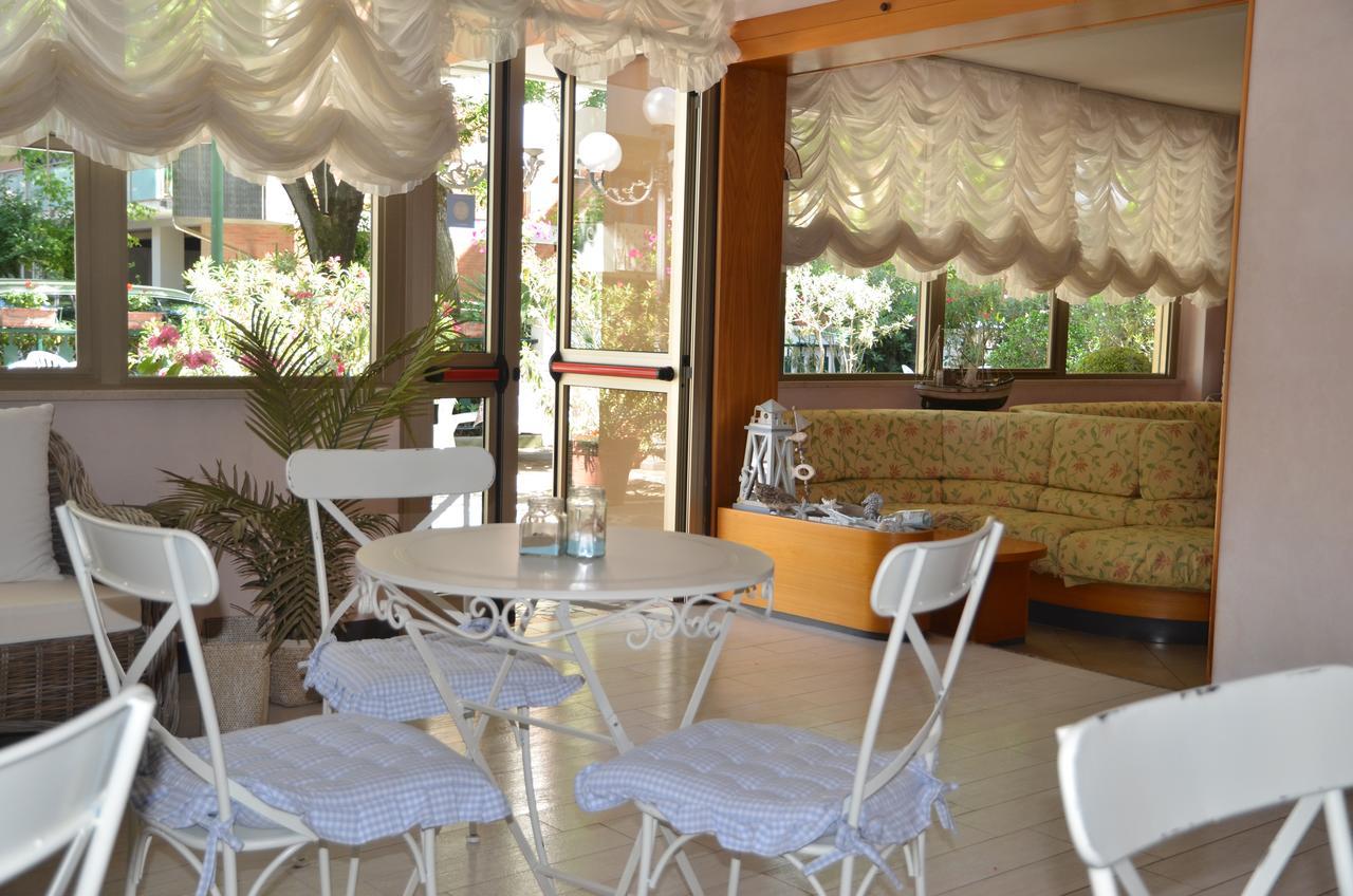 Hotel Monique Червия Екстериор снимка