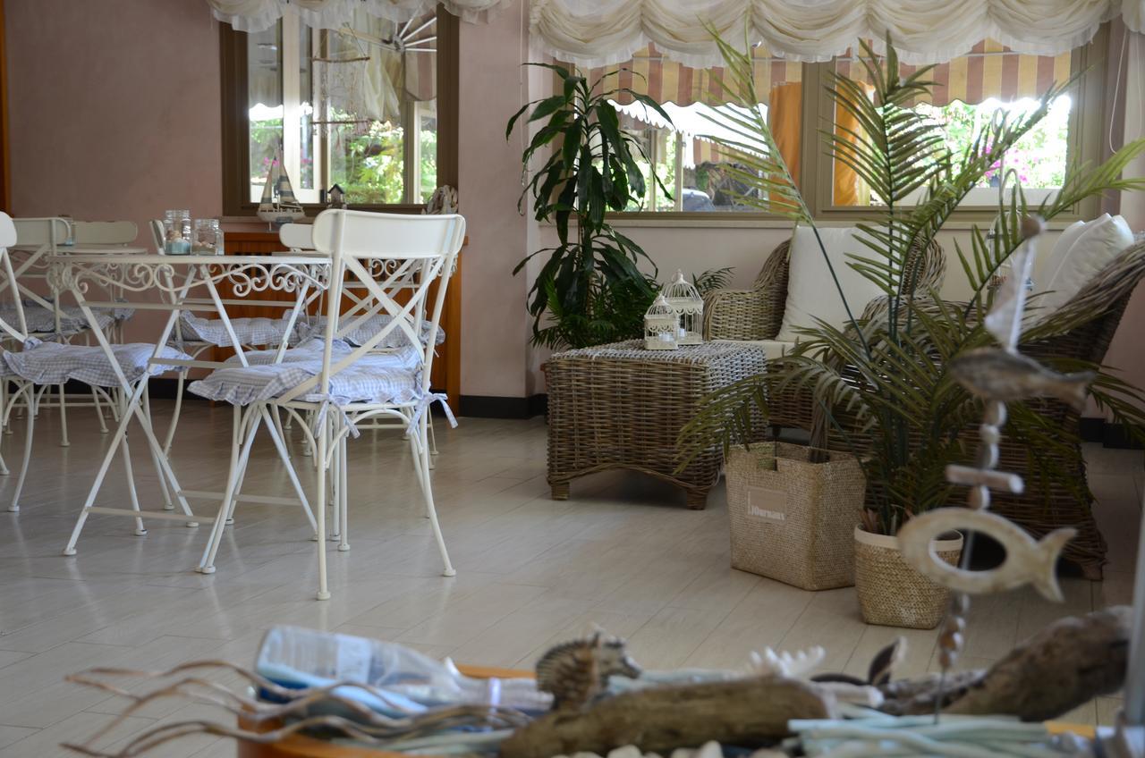 Hotel Monique Червия Екстериор снимка