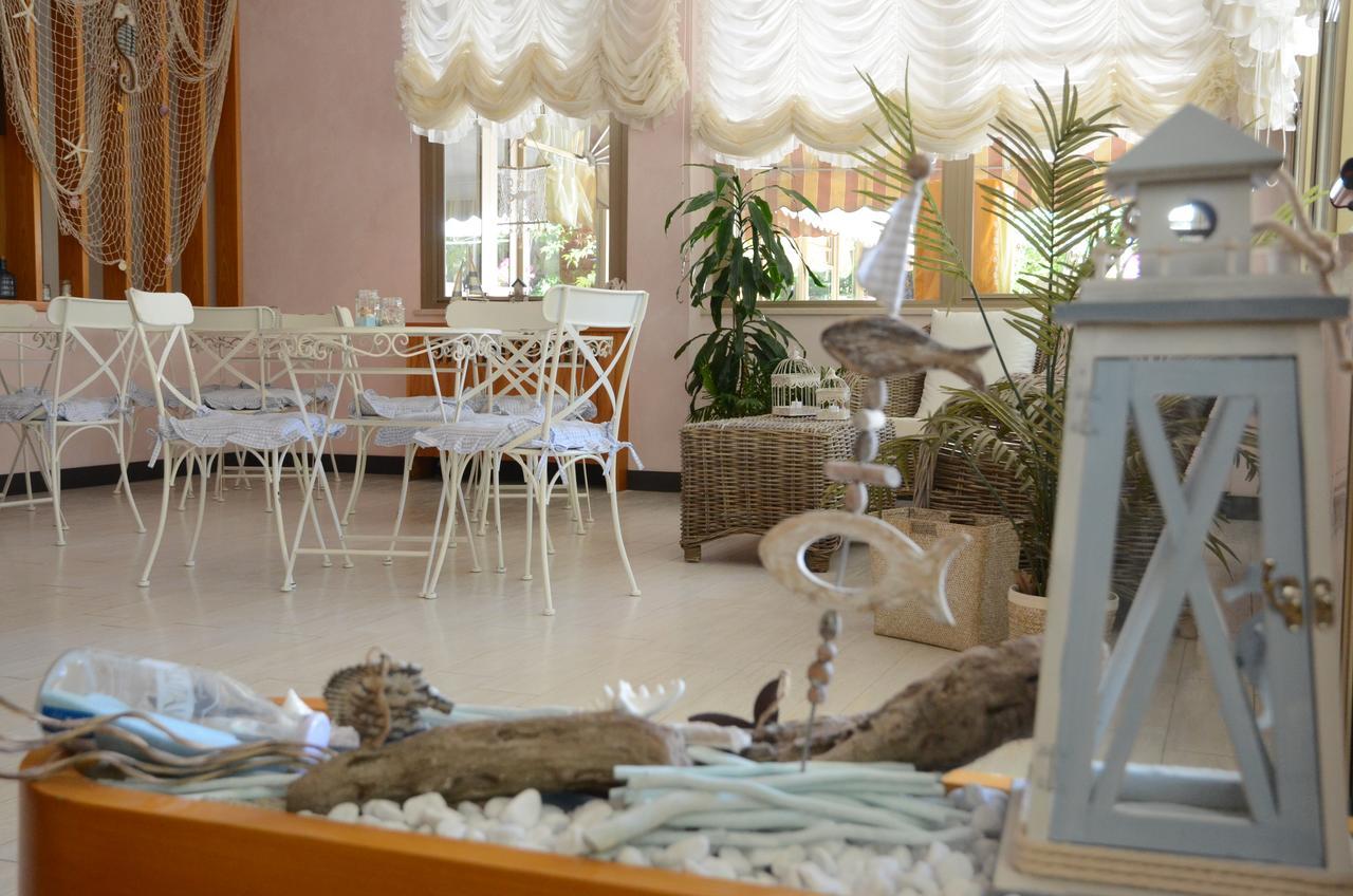 Hotel Monique Червия Екстериор снимка
