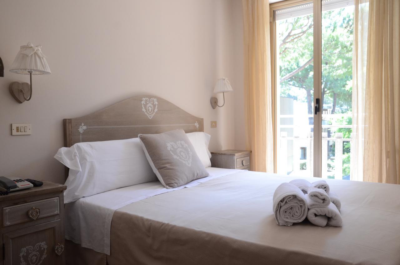 Hotel Monique Червия Екстериор снимка